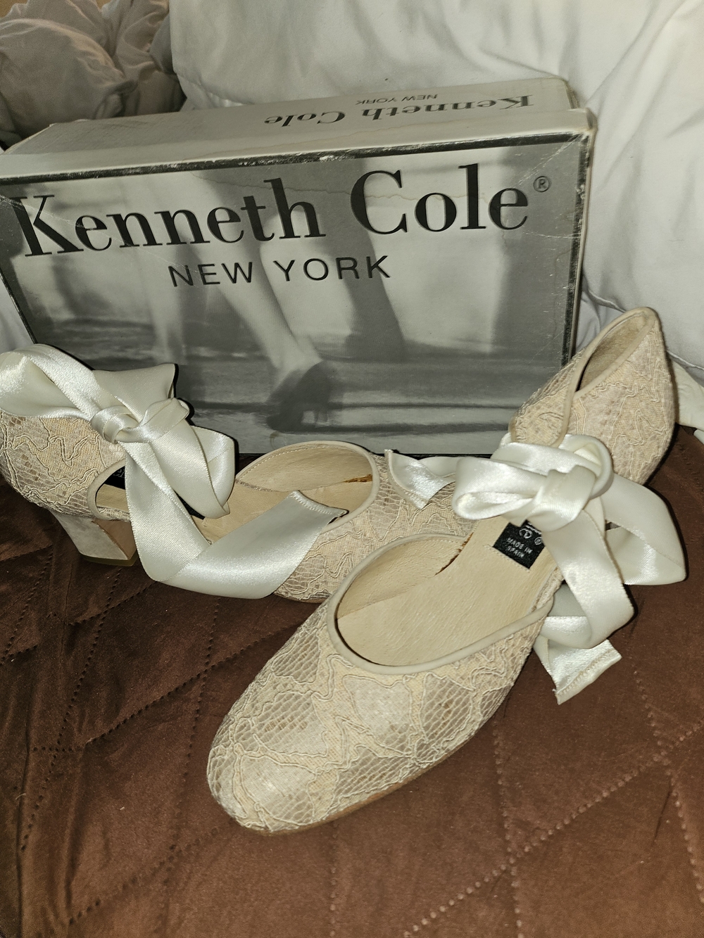 Kenneth Cole Ivory Lace Ribbon Tie Heels